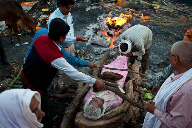 Halottégetés Varanasiban, Indiában